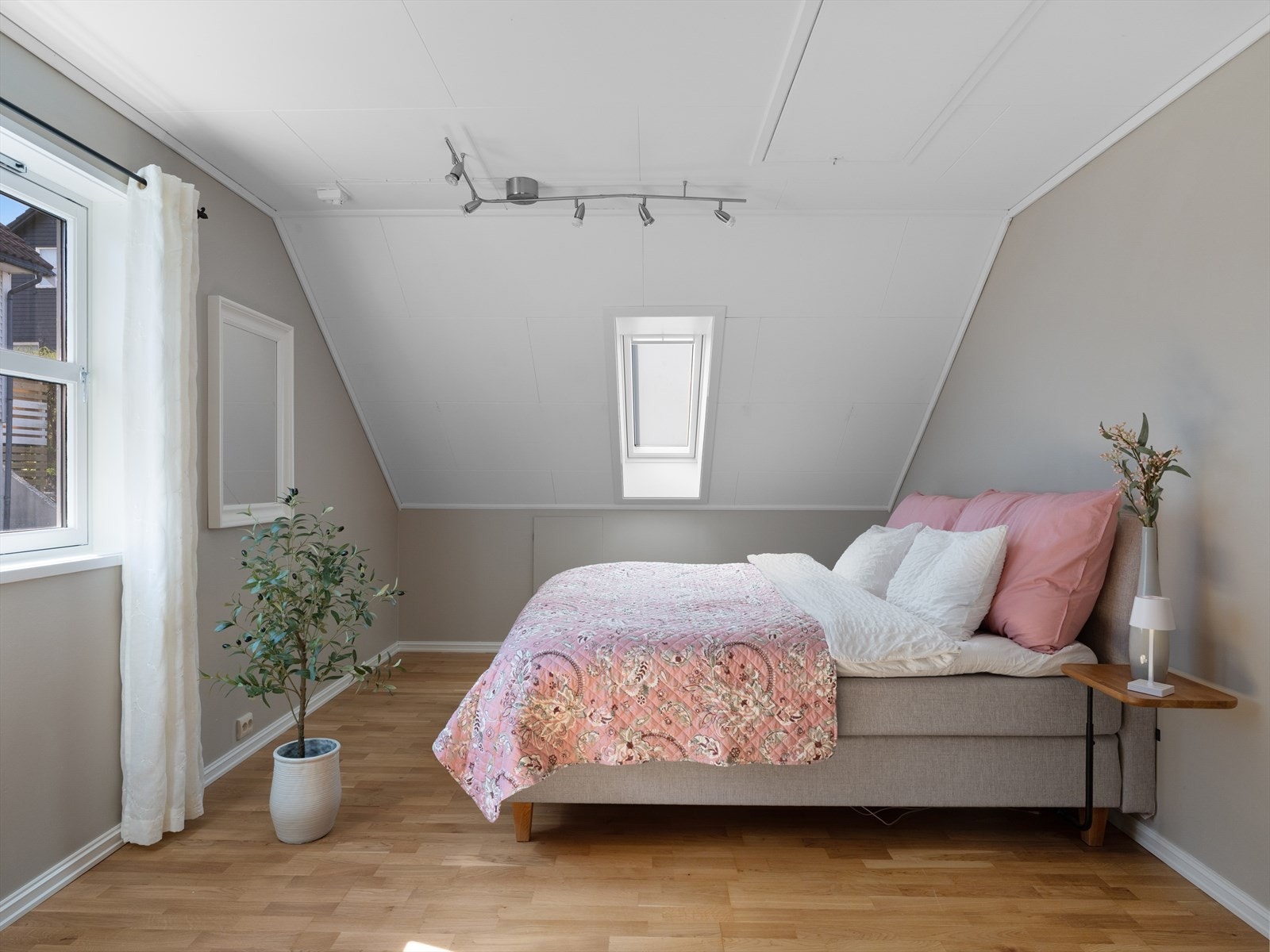 Stort soverom på toppen - ett av 5/6, gir komplette forhold for både familie og besøk. Galleribilde