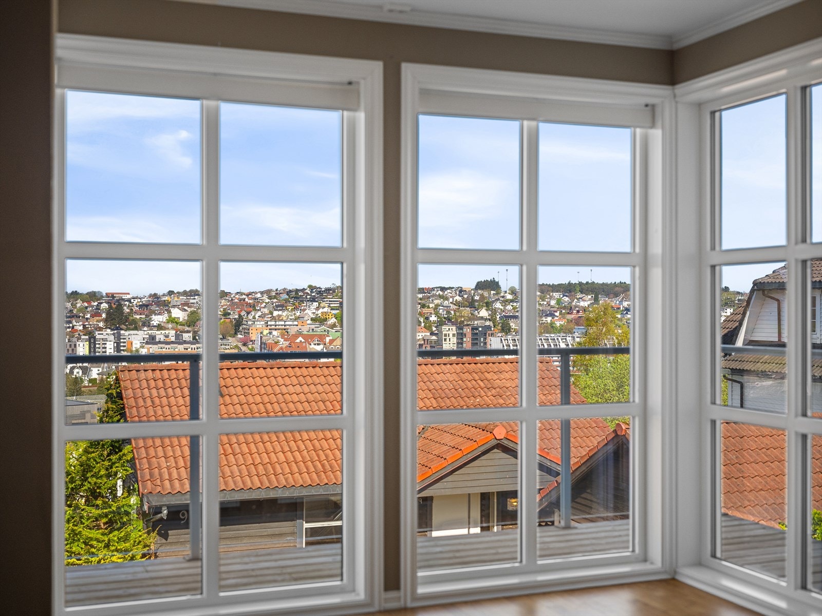 Høy trivsel inne med flott utsikt over byen og mot Sandnes stadion. Galleribilde