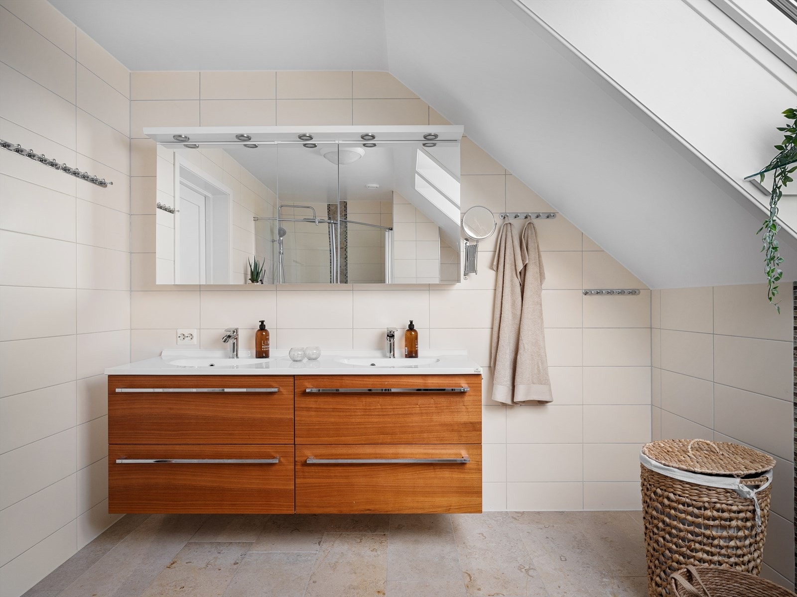 Plass til stellebord eller ekstra kommode. Komplett bad med dusj, badekar, 2 servanter for enkelt stell med flere på badet, to seksjoner og speilskap for oppbevaring. Galleribilde