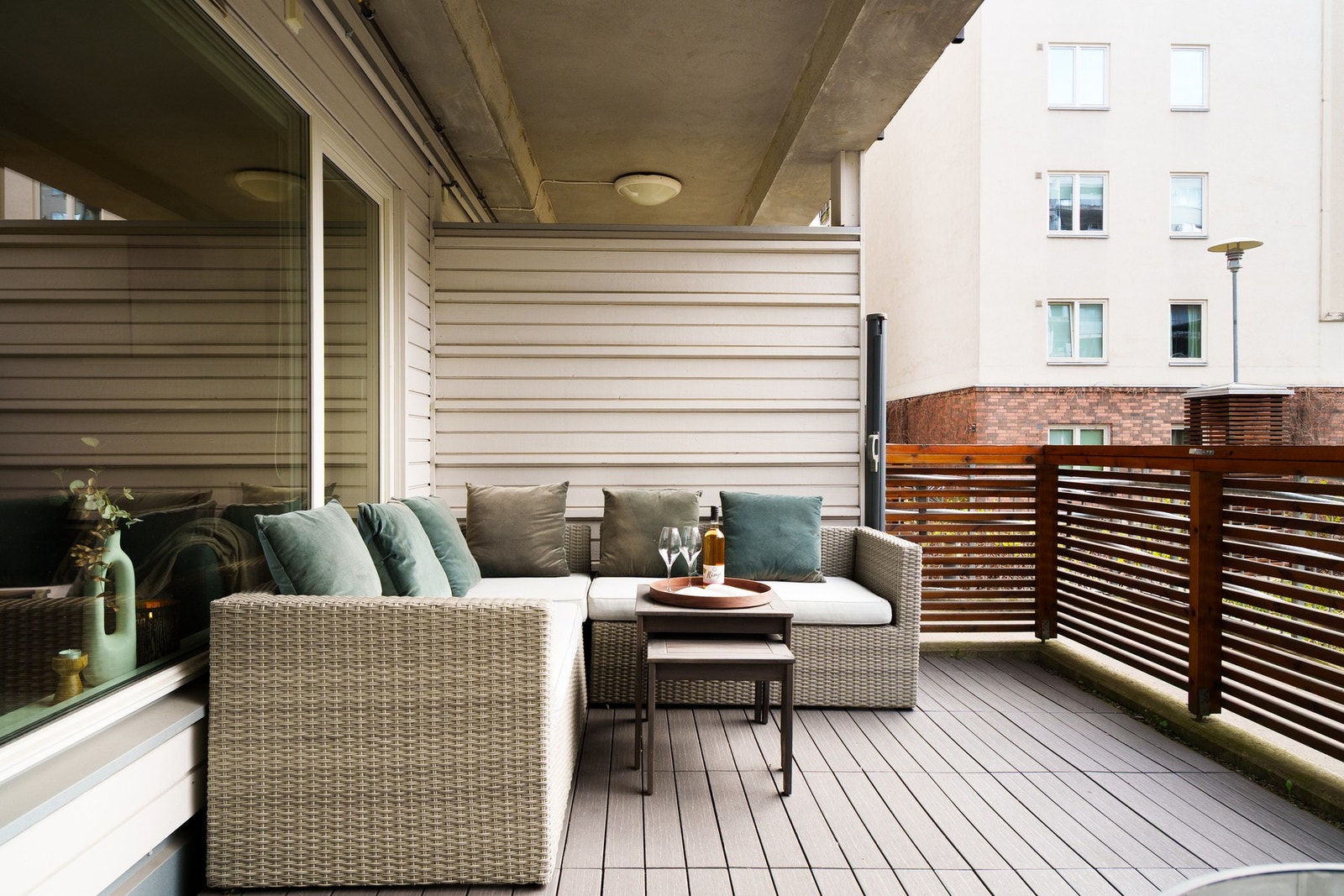 Her får man gleden av en herlig markterrasse på ca. 14 kvm. På uteplassen er det god plass til ønsket utemøblement, grill og beplantning. Galleribilde