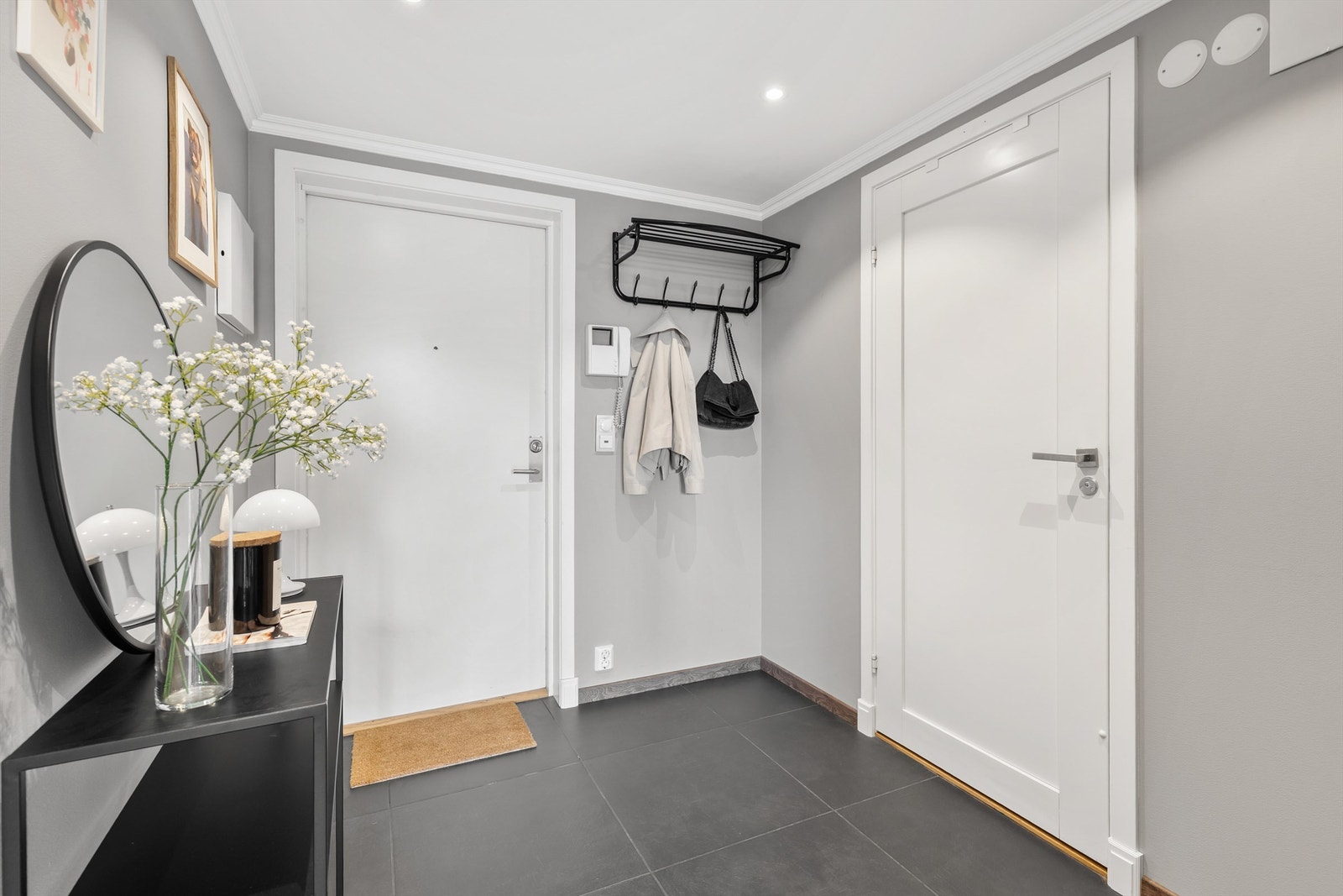 Velkommen inn! Entréen er av god størrelse, og er lys og innbydende og gir et godt førsteinntrykk av boligen. Galleribilde