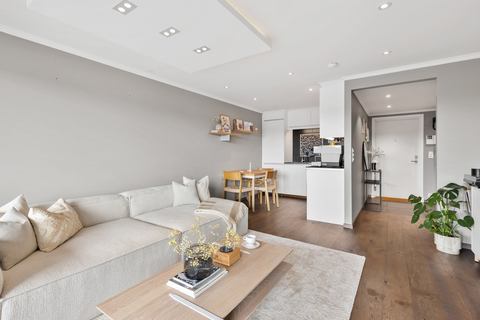 Boligens kjøkken er holdt i en åpen løsning mot stuen og skaper et sosialt og naturlig samlingspunkt i leiligheten. Galleribilde