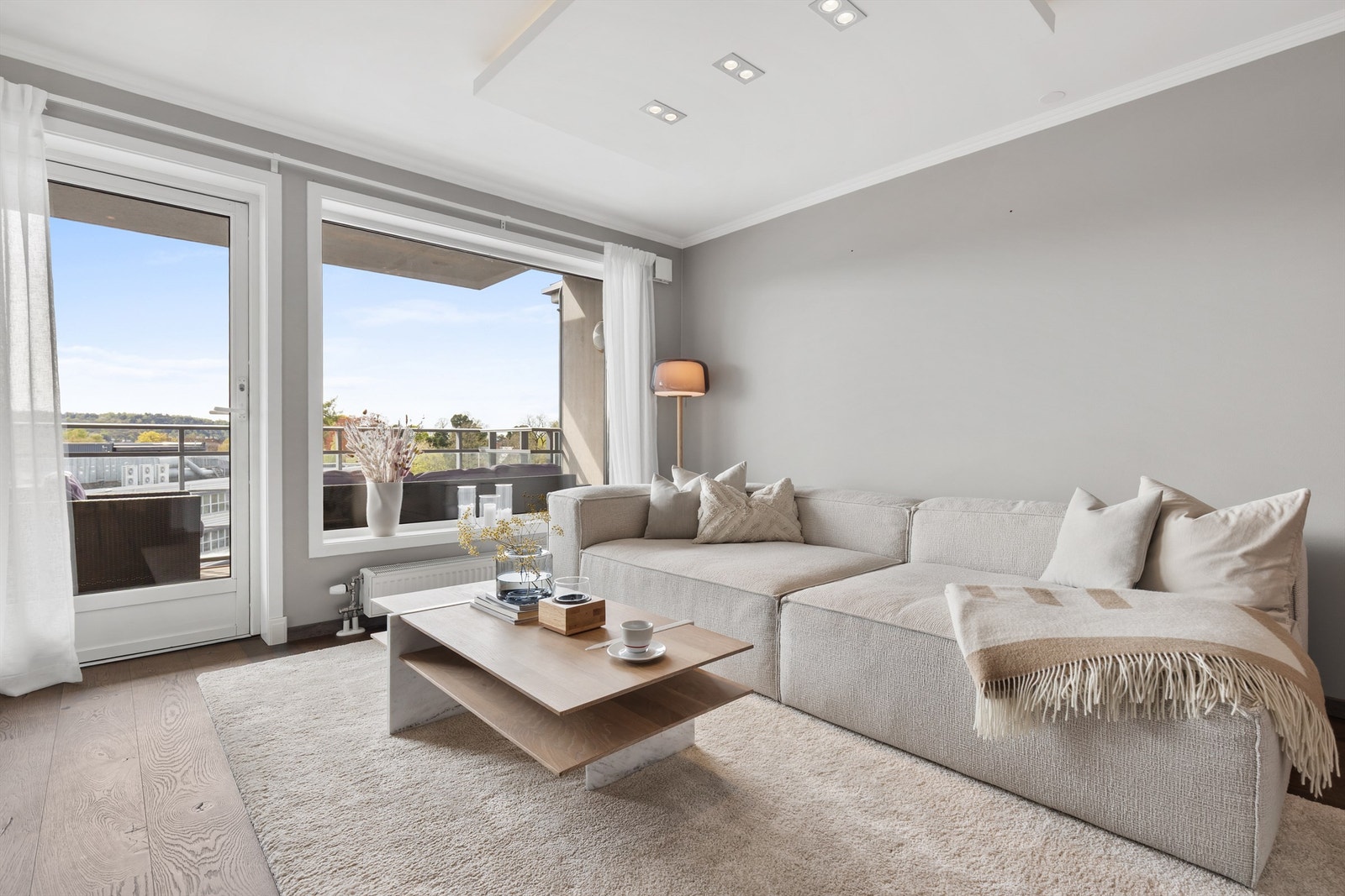 En romslig og moderne 2-roms leilighet med attraktiv beliggenhet og en solrik balkong. Galleribilde