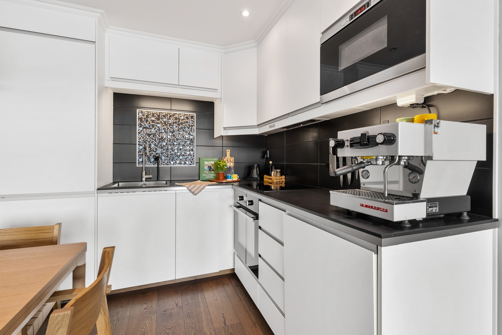 Av integrerte hvitevarer er det platetopp, stekeovn, oppvaskmaskin og kjøleskap med frysedel. Galleribilde