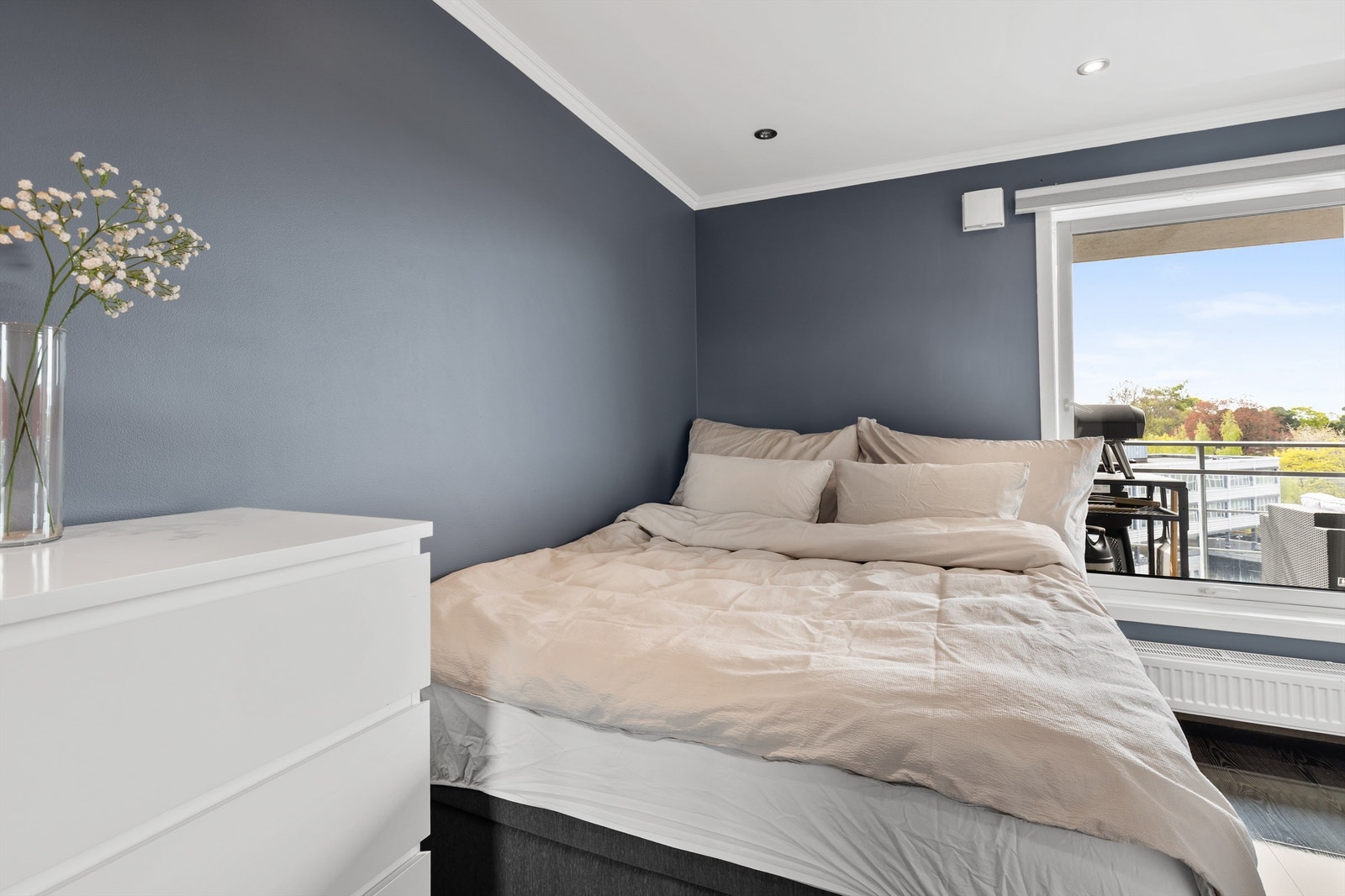 Soverommet er av god størrelse med plass til dobbeltseng, nattbord og kommode. Galleribilde