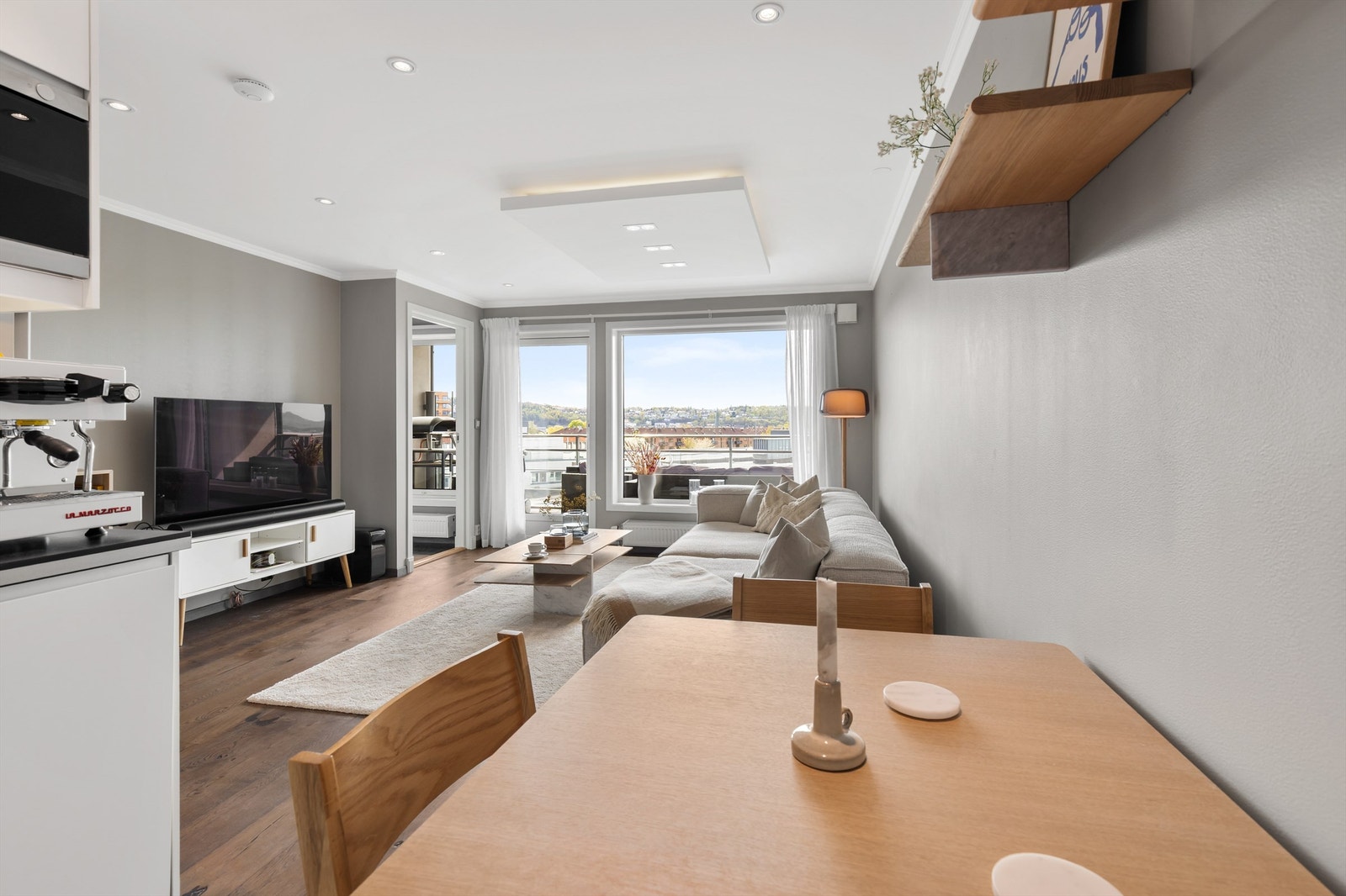 Stuen er av god størrelse med plass til sofagruppe, tilhørende salongbord og TV-seksjon. Galleribilde