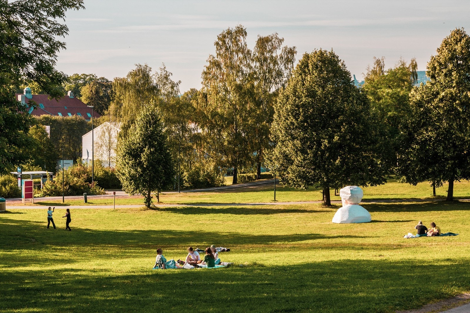 Tøyen Park ligger i gangavstand om man ønsker å nyte solstrålene utendørs. Galleribilde
