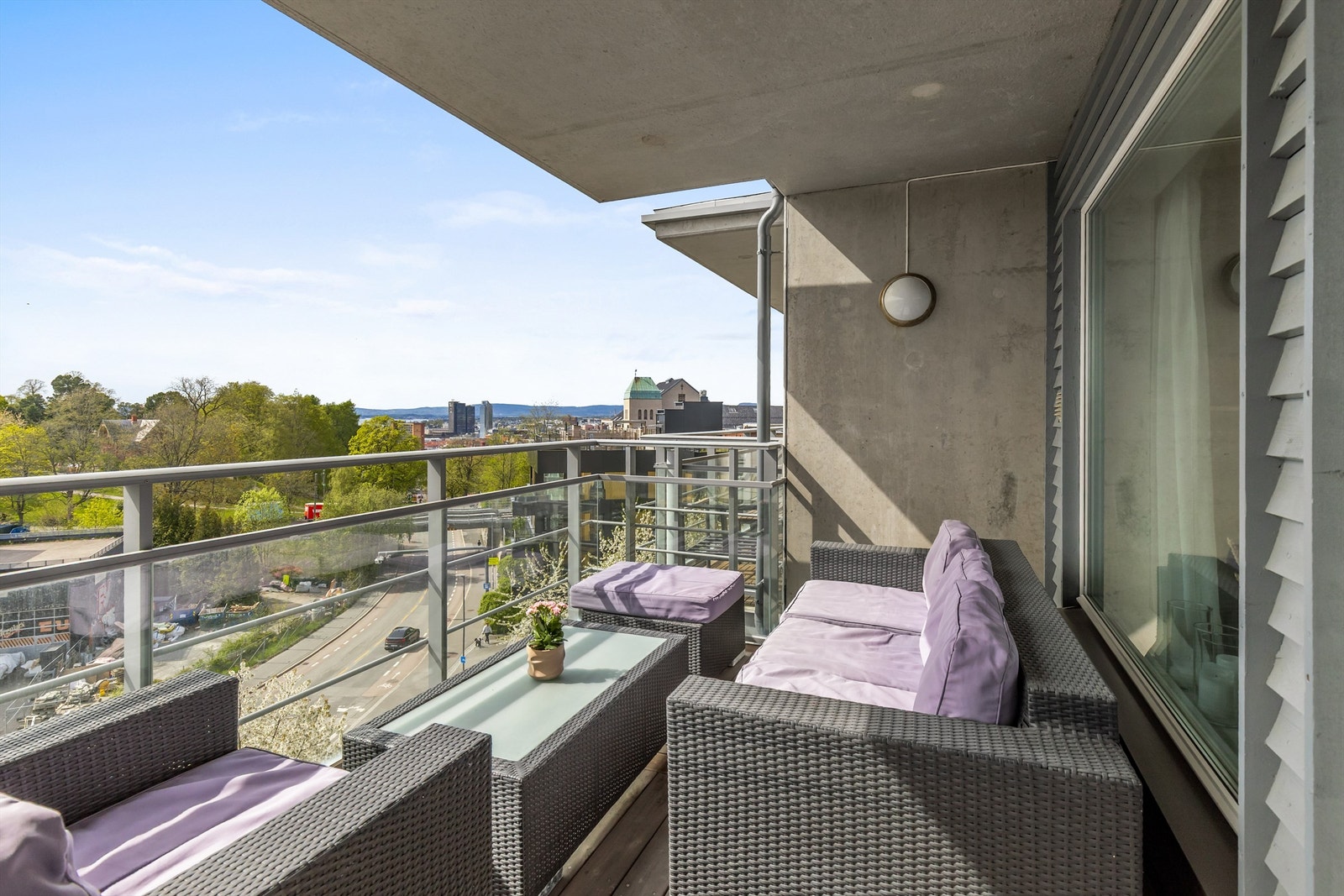 Her får man delvis sjøutsikt og et godt overblikk over Oslo og områdets grøntarealer. Galleribilde