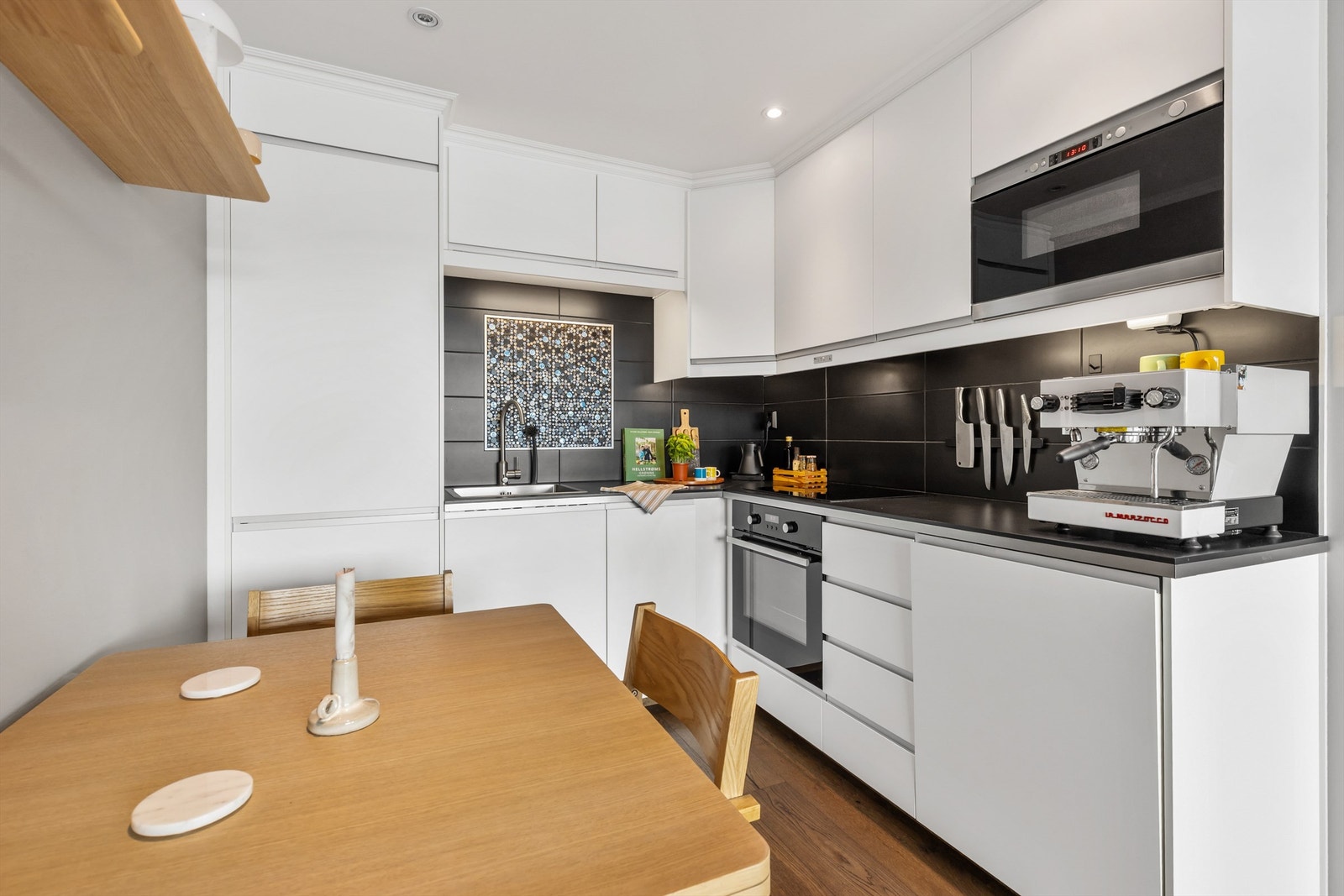 Kjøkkenet er tidløst og stilrent med innredning av glatte fronter og laminat benkeplate med nedfelt vask. Galleribilde