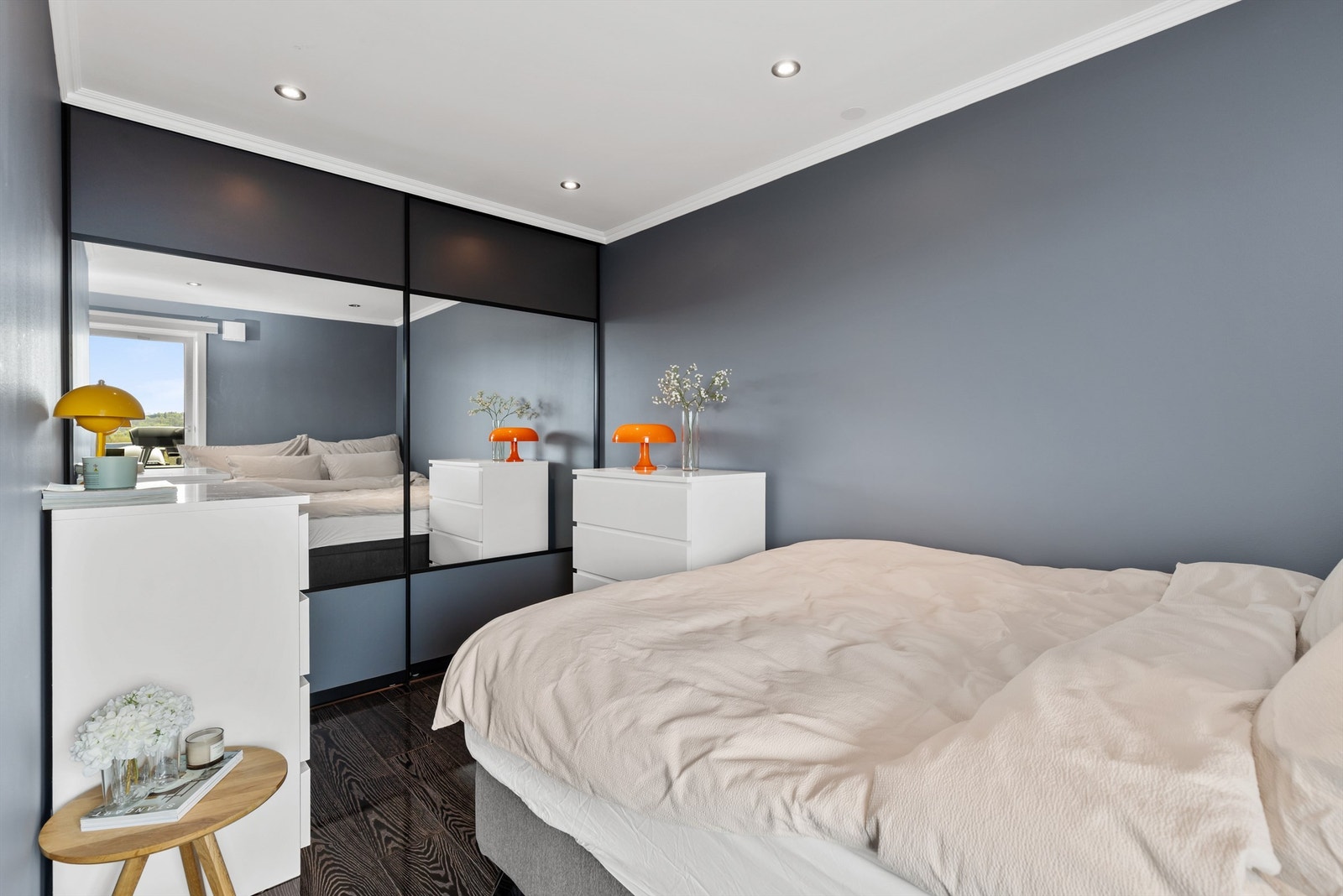 Her er det også en skyvedørsgarderobe som gir rikelig med oppbevaringsplass. Galleribilde