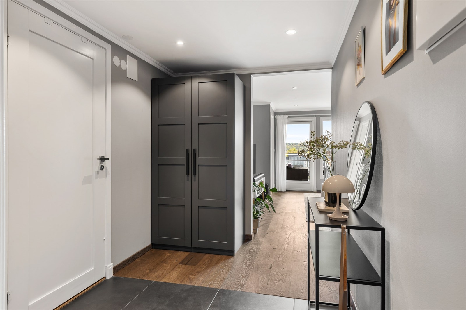 Det er god plass til å henge fra seg yttertøy i et romslig garderobeskap. Galleribilde