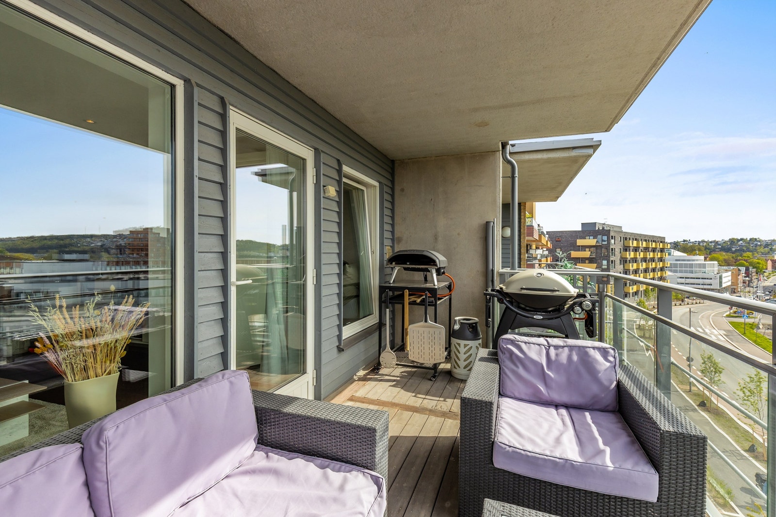 Balkongen er solrik med sol hele dagen, fra tidlig morgen til solnedgang. På de varmere dagene av året fungerer balkongen som en fin forlengelse av stuen. Galleribilde