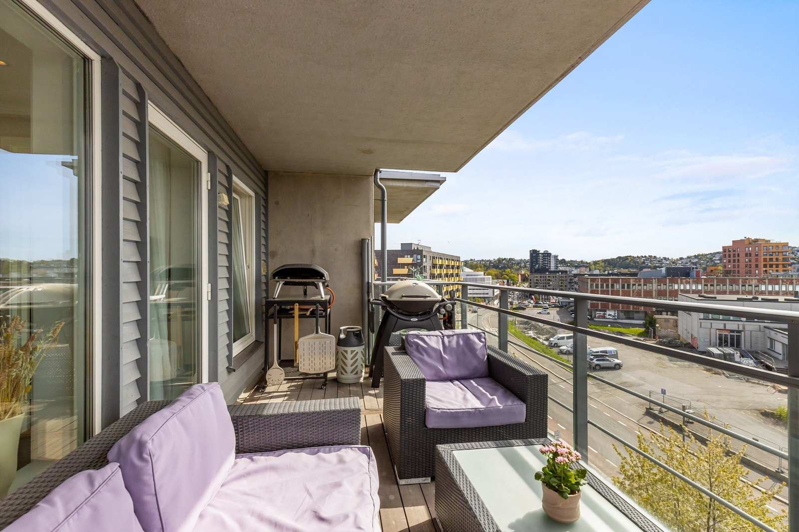 Det er god plass til å møblere med sittegruppe eller solsenger. Her kan man invitere på grilling på sommerstid, og benytte seg av årets varmere dager. Galleribilde