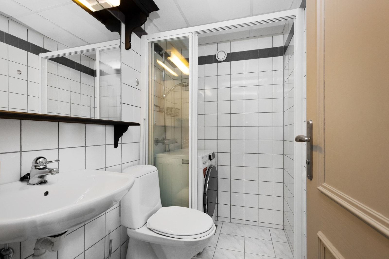 Leiligheten har 2 bad hvor begge med dusjnisje, toalett, vegghengt servant og speil med hylle. Det ene badet har vaskemaskin i dusjnisjen Galleribilde