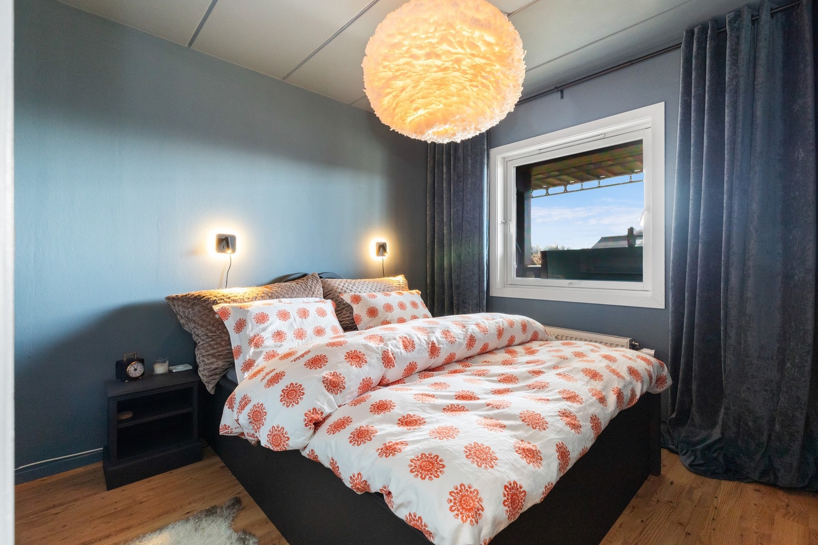 Begge soverom er malt i en behagelig grå farge Galleribilde