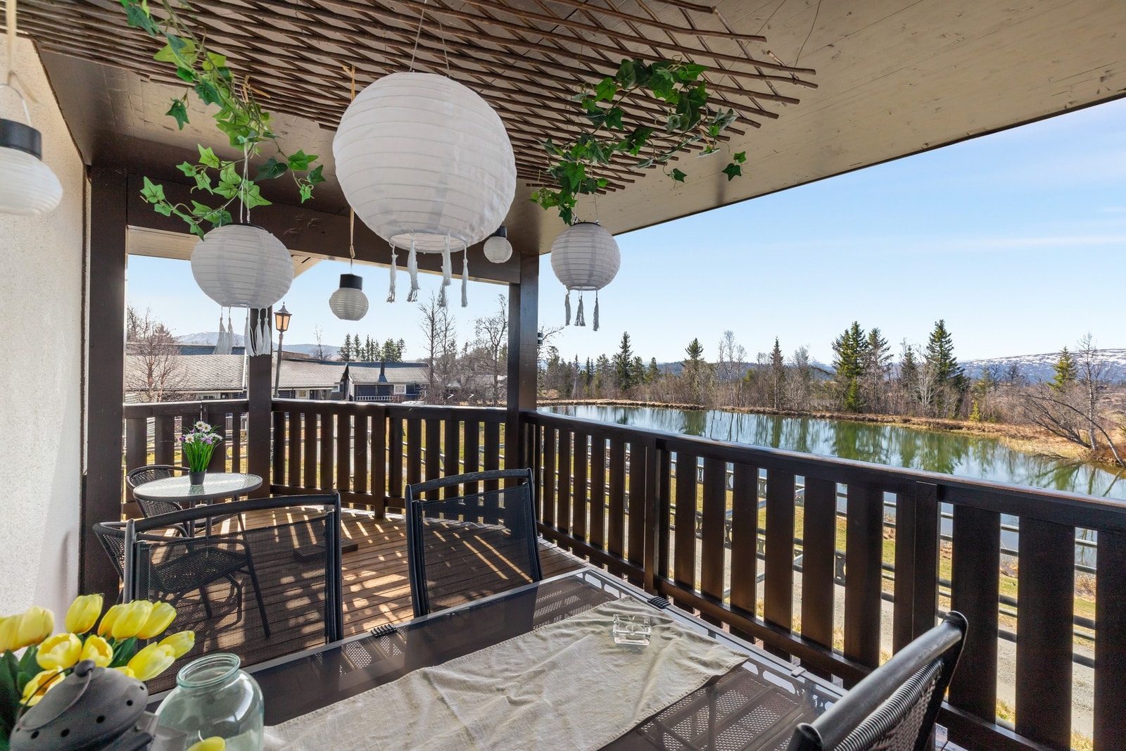 Fin utsikt mot tjernet. Det ble i sommer ny terrasse Galleribilde