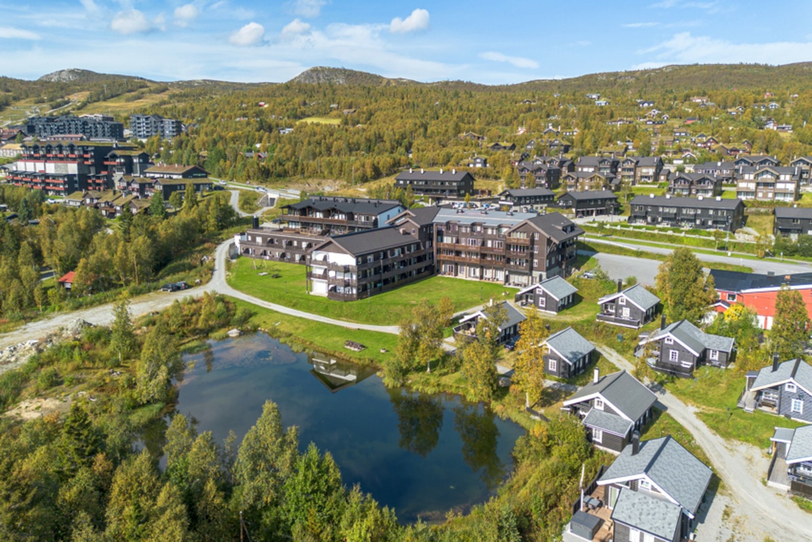 Beitostølen er den komplette og urbane fjelldestinasjonen. Det som gjør Beitostølen så spesiell er nærheten til fjellet og den intime atmosfæren - alpinbakker, langrennsløyper, restauranter, puber, butikker og andre severdigheter samlet på ett sted. Beito Galleribilde