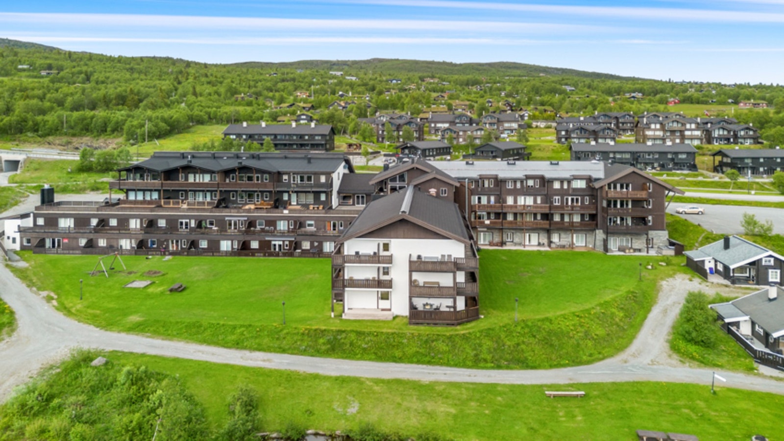 Sameiet byr på felles områder med idyllisk tjern, sittebenker og grillplass samt gressplen med huskestativ og sandkasse (arkivbilde).
Ypperlig beliggenhet med nærhet til alt Beitostølen har å by på Galleribilde