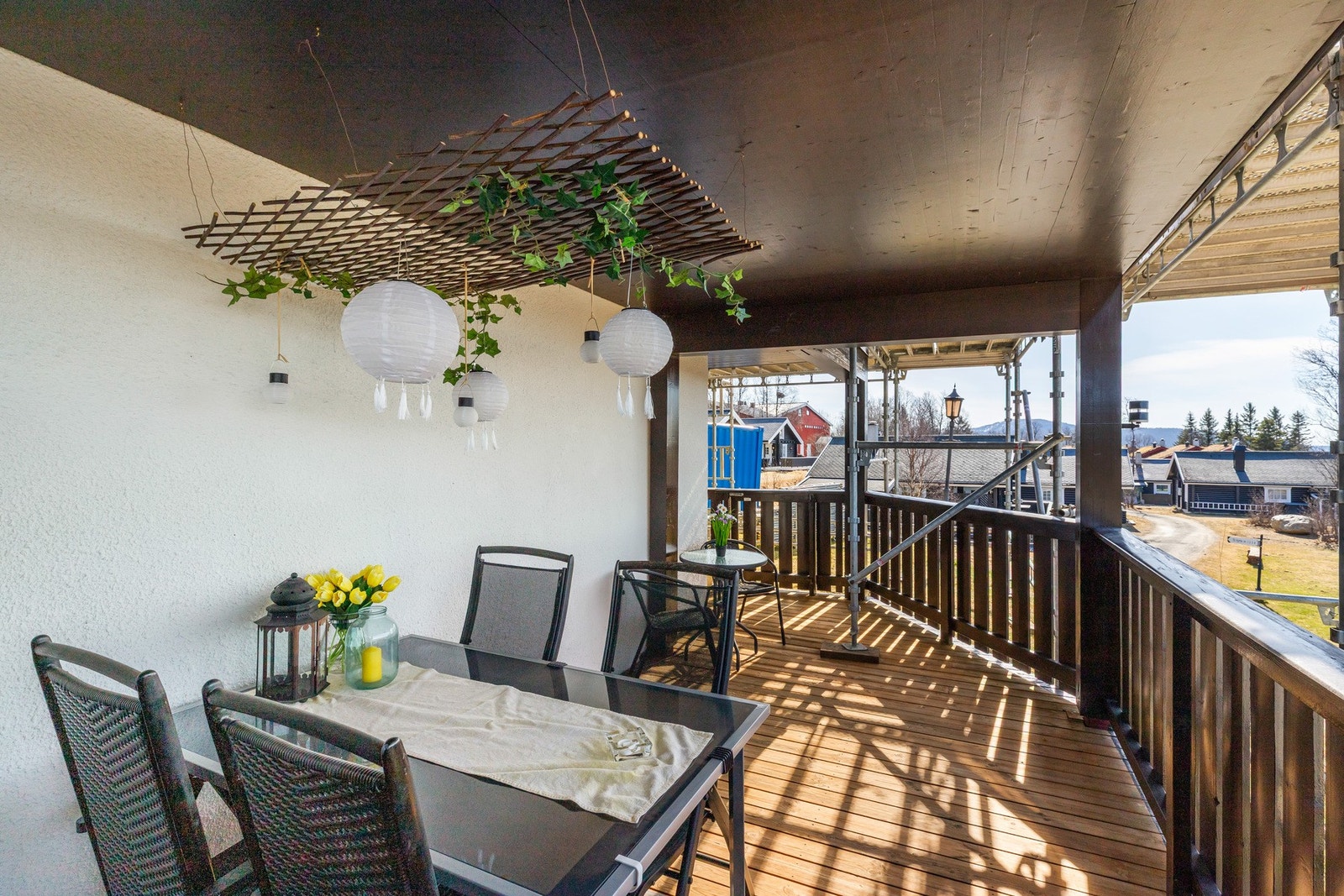 Stor terrasse som går langs begge sider. Her får man morgen-/og formiddagssolen på sørøst siden og ettermiddagssolen på sørvest siden Galleribilde