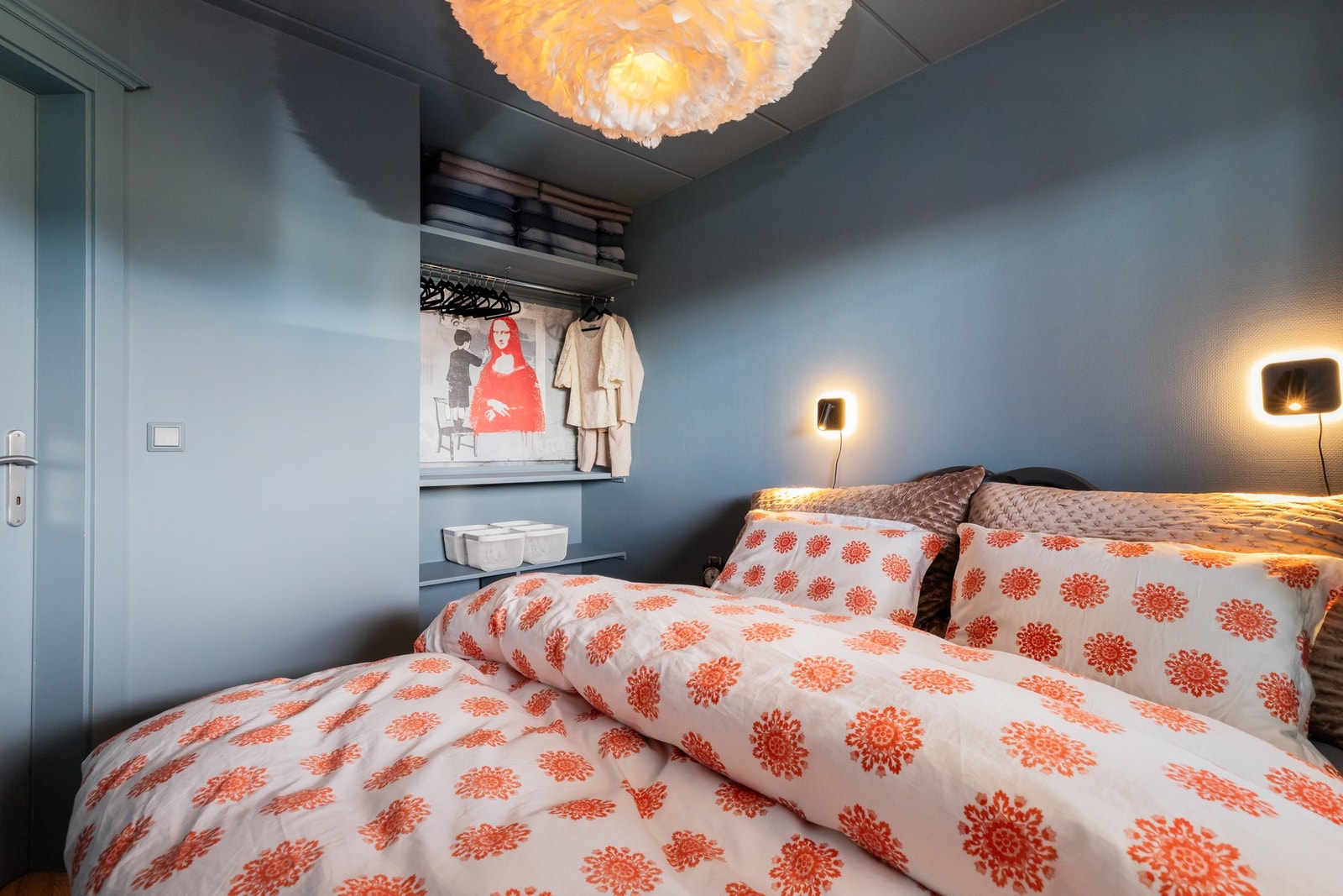 Hyller og klesstang i nisje Galleribilde