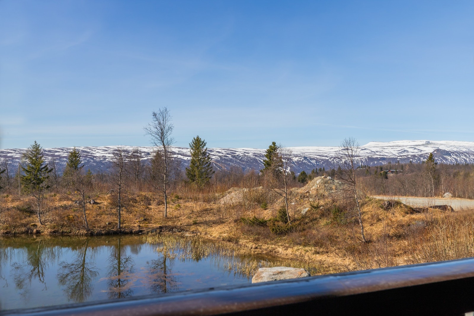 Leiligheten har en god plassering i sameiet da den ligger i enden med fin utsikt mot tjernet og Slettefjell. Foto: Christine Stokkebryn Galleribilde