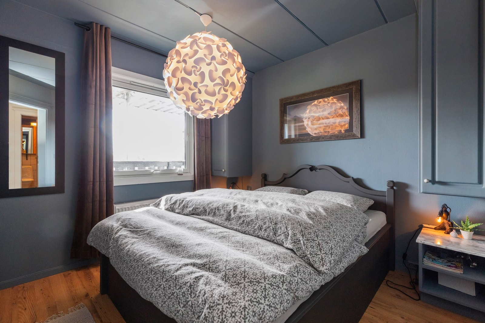 Soverom med plass til dobbeltseng. Skap på hver side Galleribilde