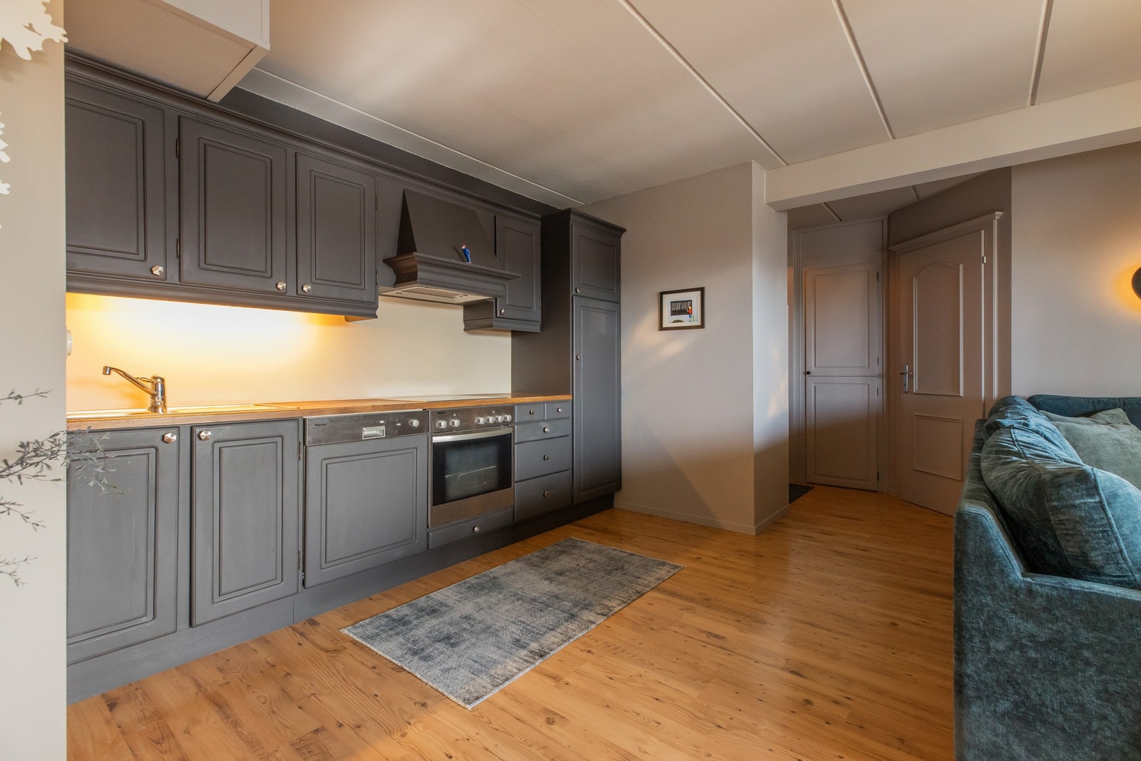 Kjøkkeninnredning i heltre med over- og underskap. Benkeplate i eik Galleribilde