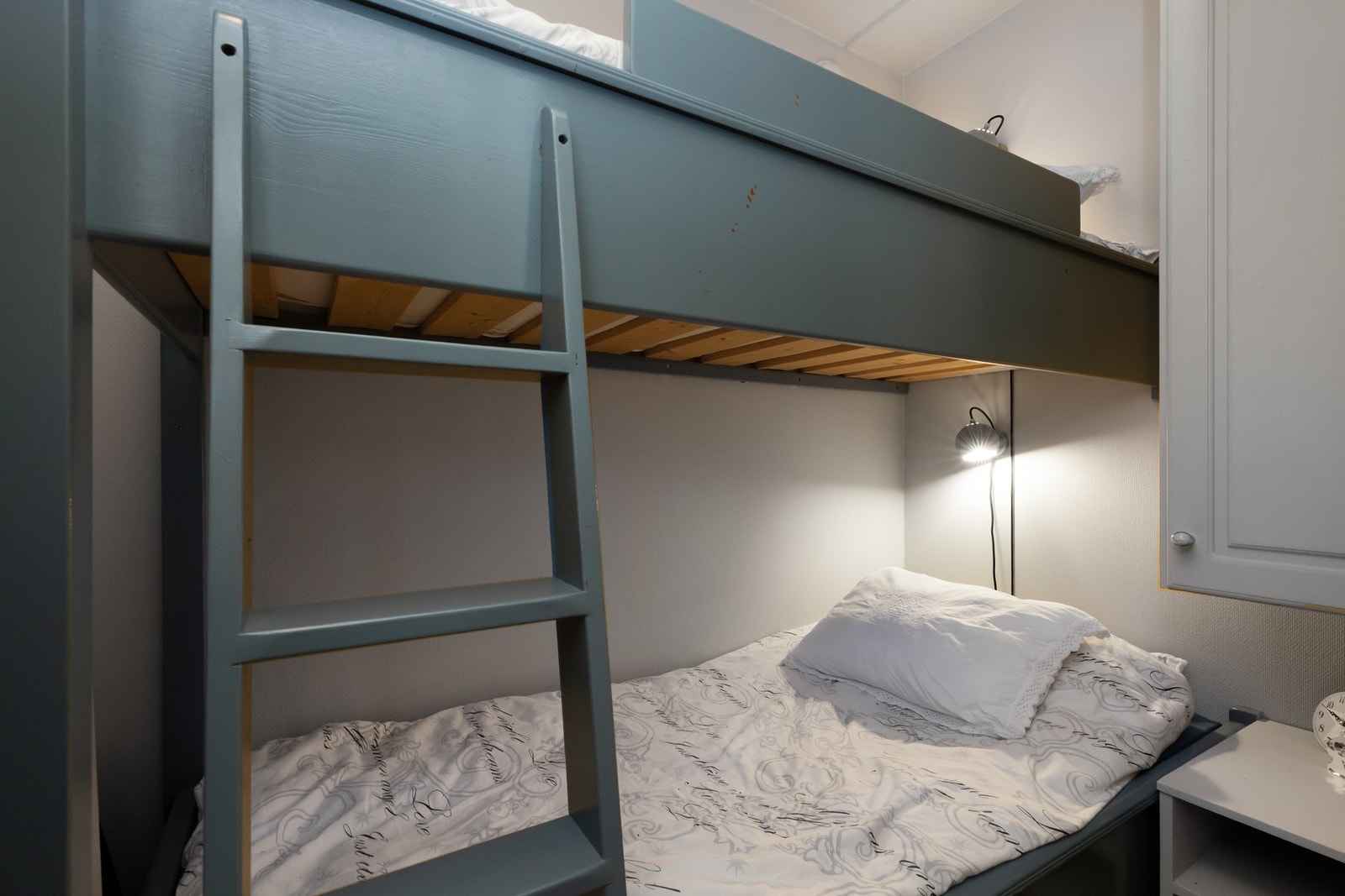 Alkove med stedbygd køye og skap. Døren må tas bort for at dette skal være godkjent som sovealkove Galleribilde