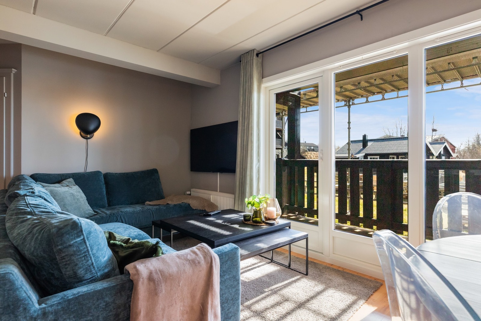 Overflatene er i senere tid malt i fine farger Galleribilde