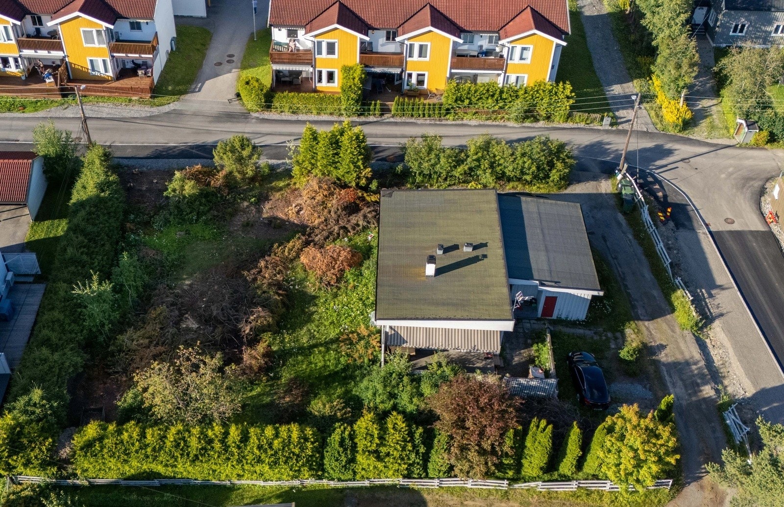 Eiendommen har enkel adkomst og rikelig med parkeringsplass. Galleribilde