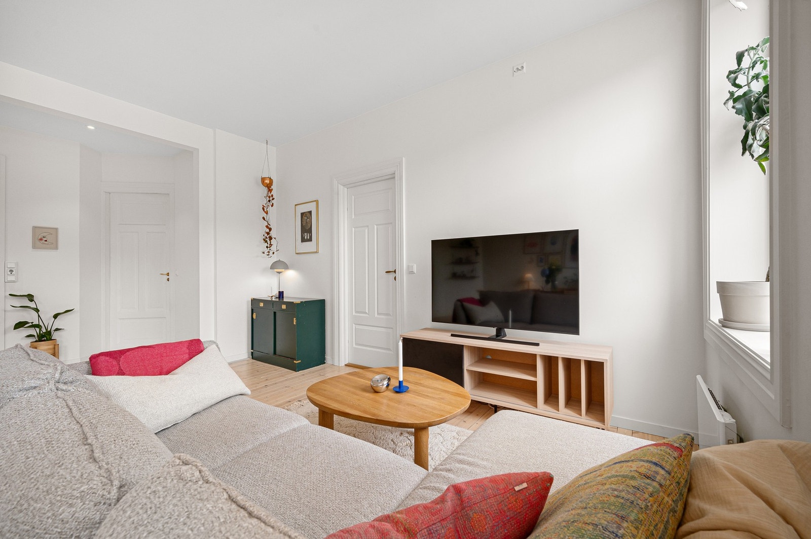 Den praktiske planløsningen gir ypperlige møbleringsmuligheter for både sofagruppe og TV-bord. Gulvet er for øvrig også etterisolert. Galleribilde