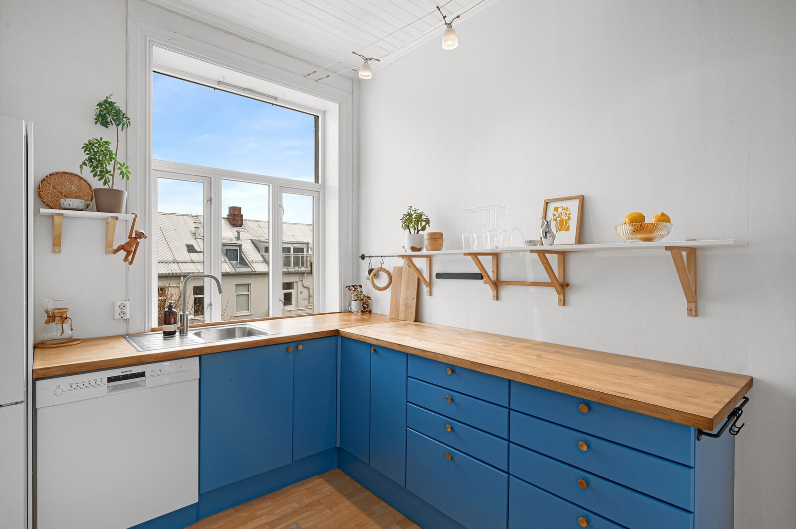 Her er det kran og avløp til oppvaskmaskin og ellers rikelig med både skap og benkeplass. Benkeplaten er pusset og oljet i en dypere fargetone. Galleribilde