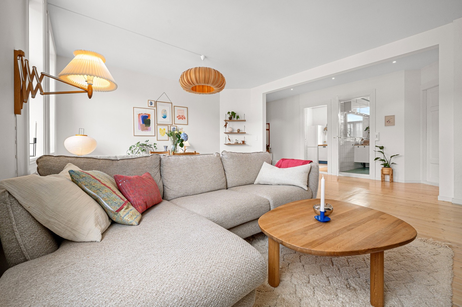 Nye gipsplater og lekter er for øvrig lagt i gang, stue og gjesterom. Store vindusflater gir også godt med lysinnslipp og dette bidrar til en behagelig atmosfære i hele leiligheten. Galleribilde