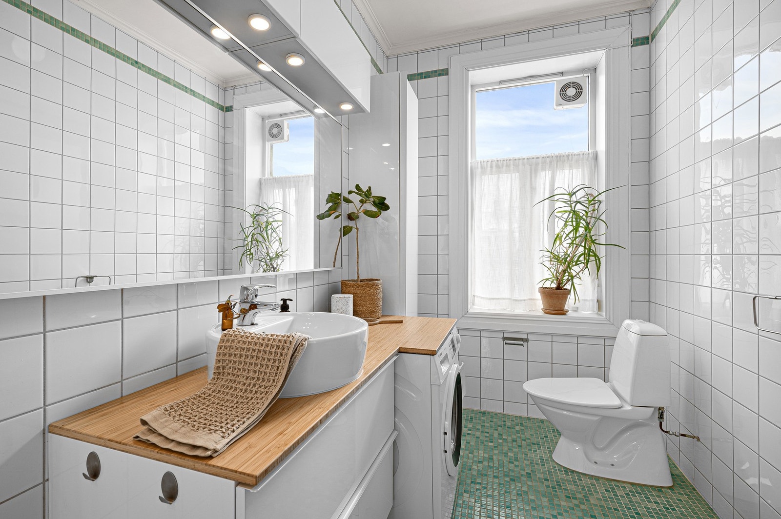 Badet har både varme i gulv og opplegg til vaskemaskin. Galleribilde