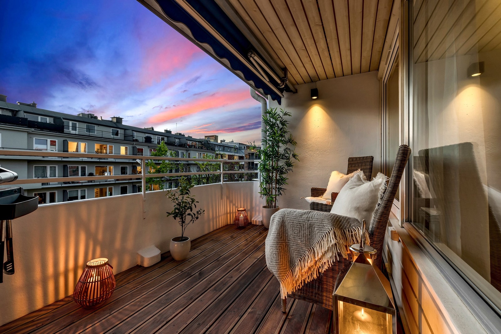 Her kan man trekke seg tilbake og nyte kveldssolen. Delvis overbygd balkong som forlenger utesesongen. Galleribilde