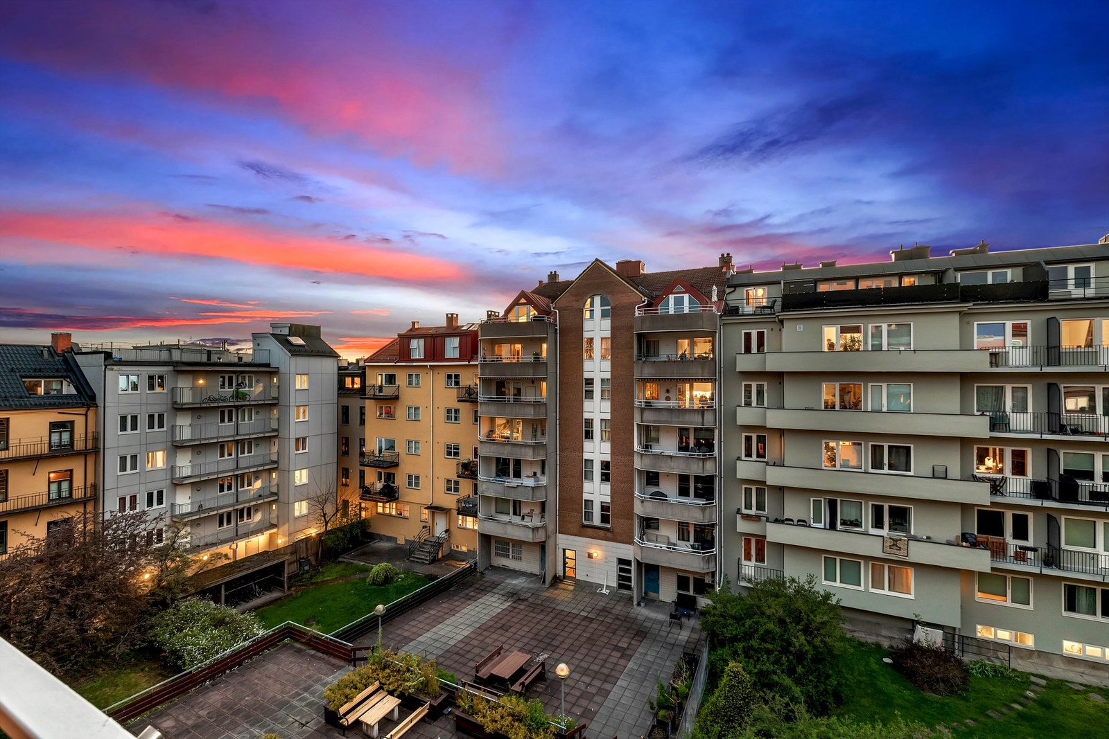Balkongen er vendt mot nordvest så her kan man nyte praktfulle solnedganger på himmelen Galleribilde