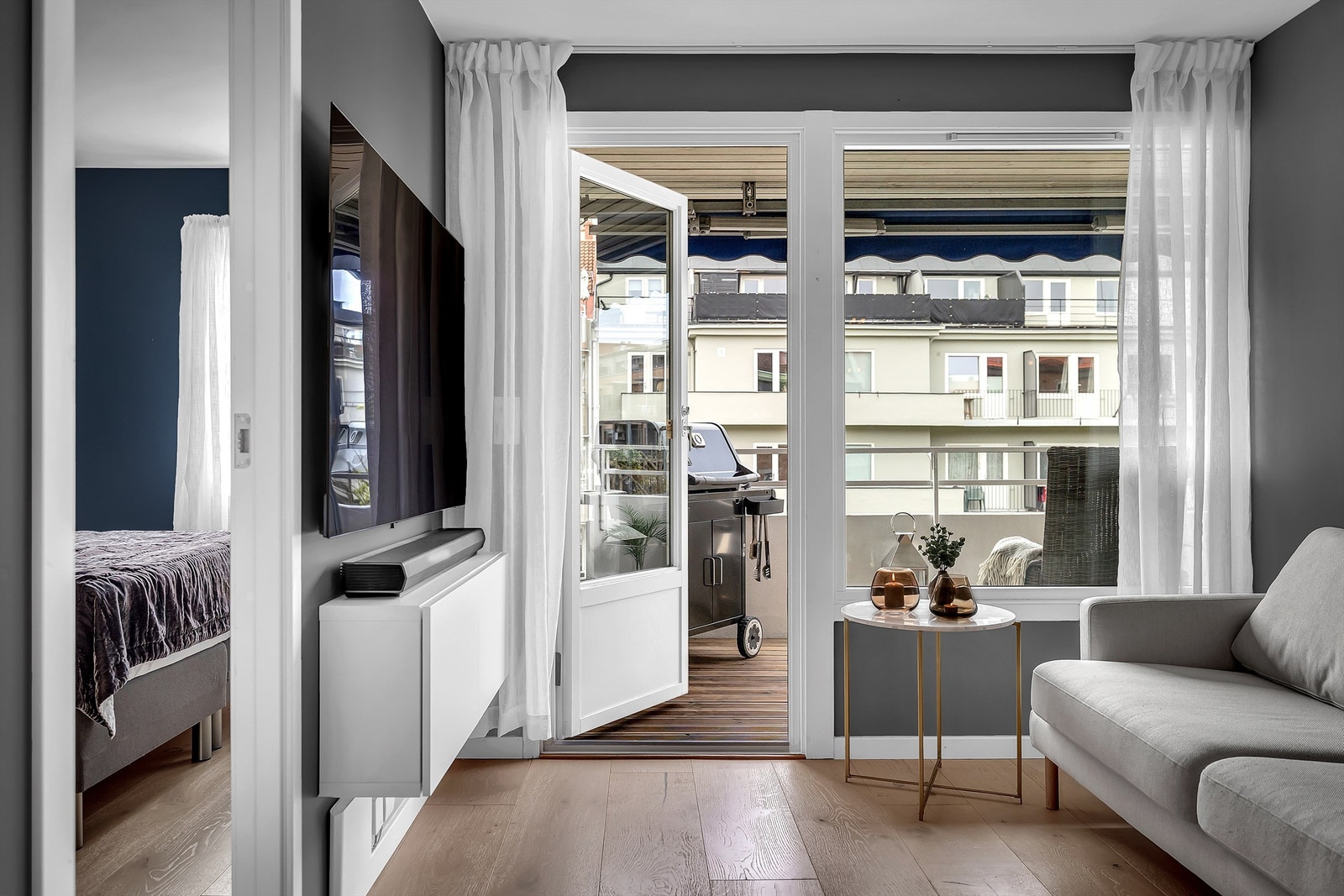 Utgang til balkong fra stuen Galleribilde