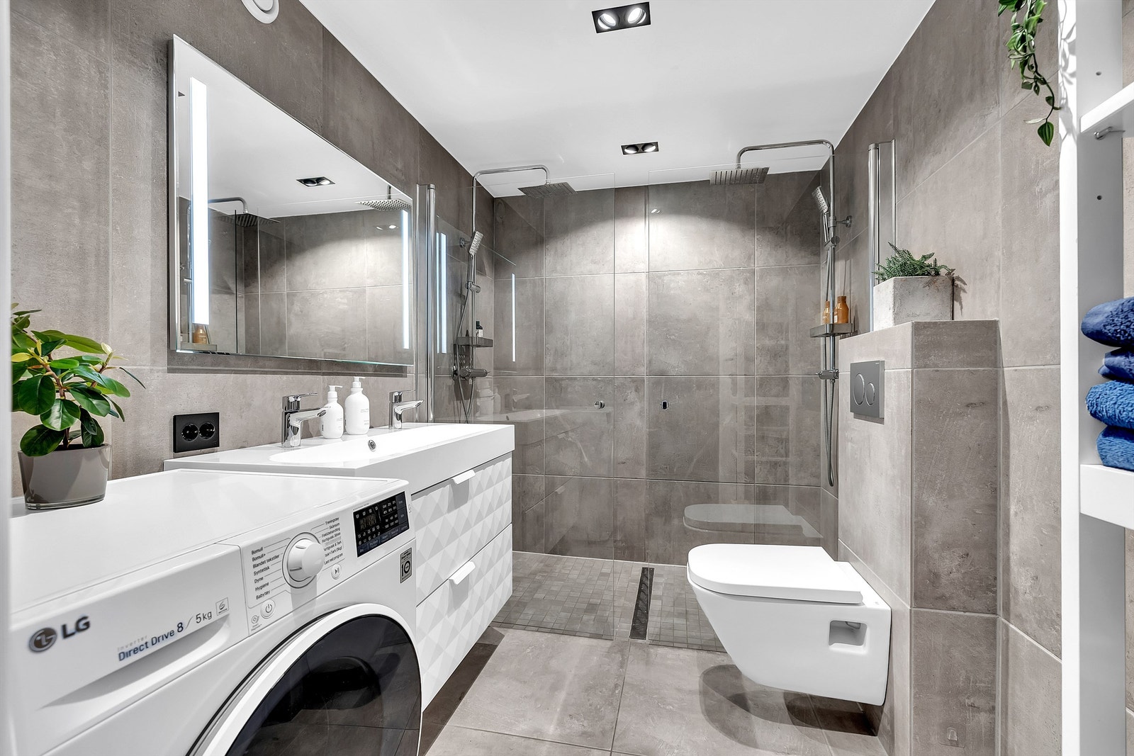 Delikat bad med varmekabler i gulv Galleribilde