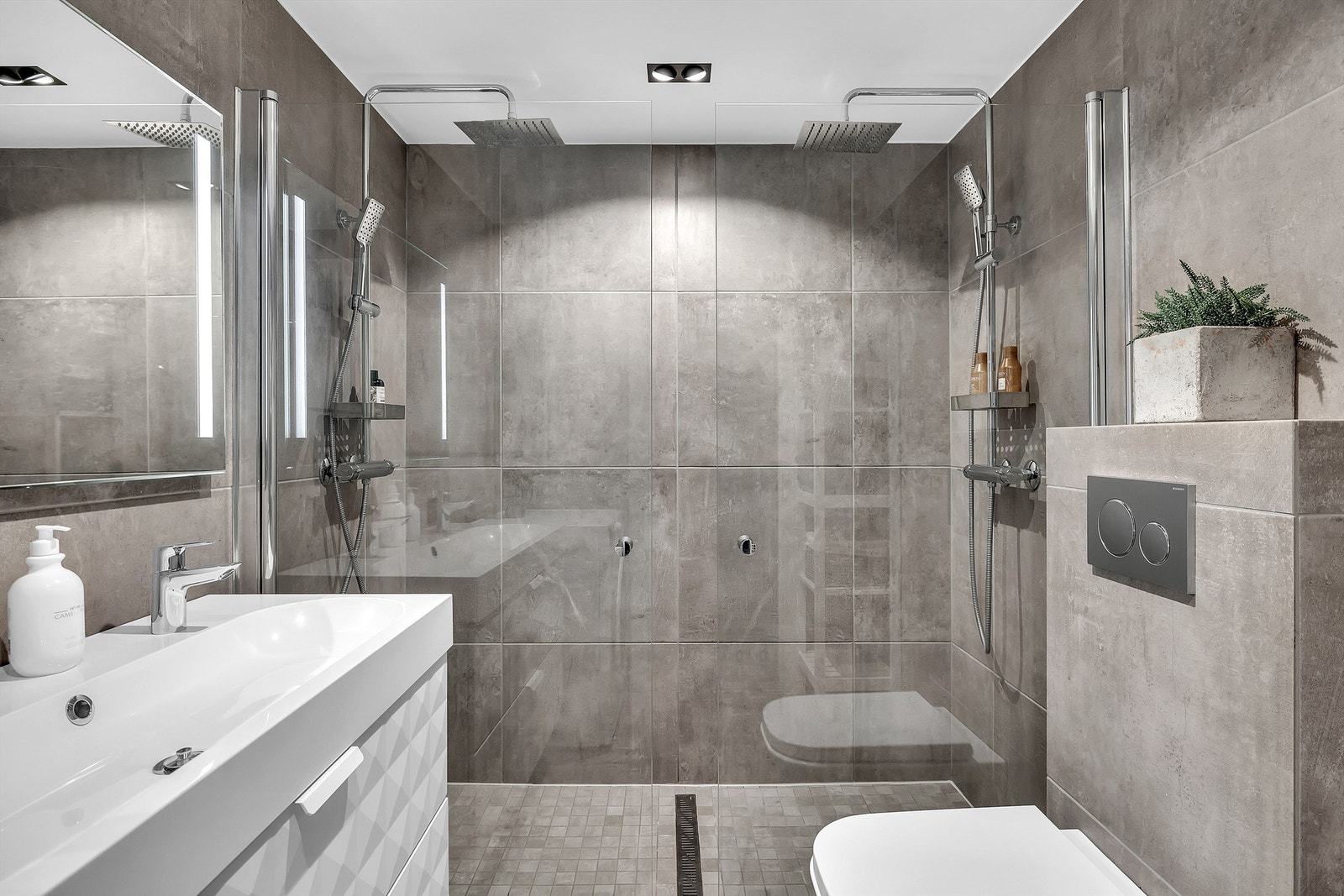 Praktisk utforming med dobbel dusjløsning Galleribilde