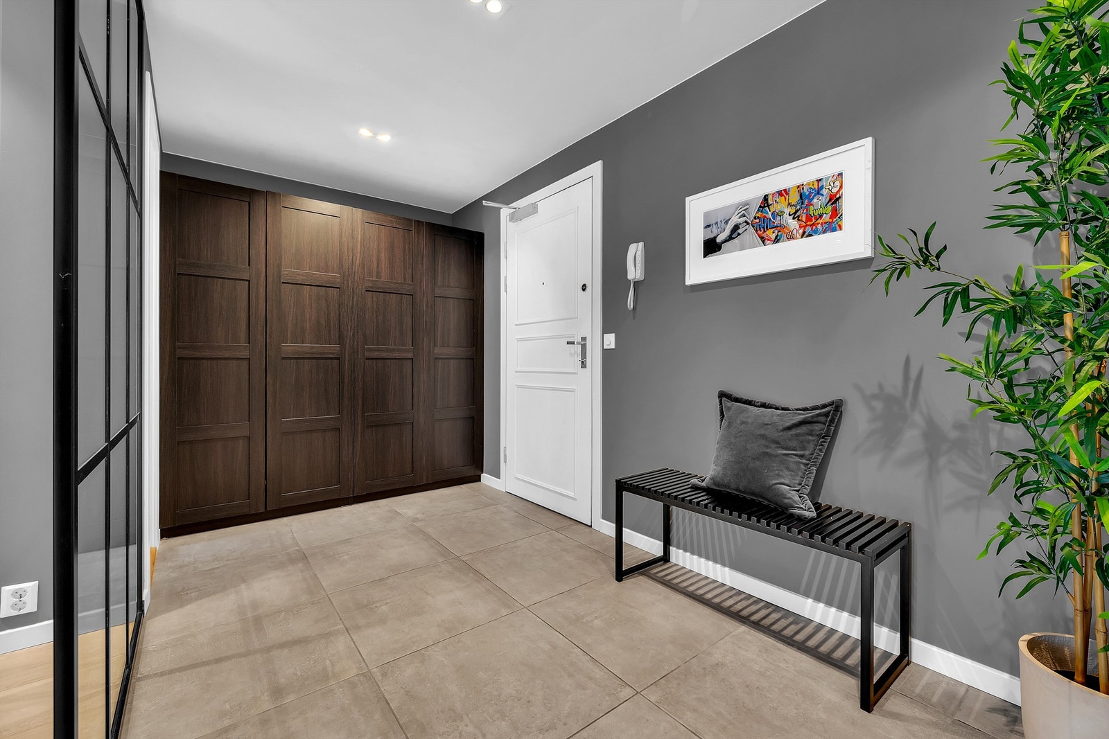 Entrèn har god plass til oppbevaringsmøbel og det er satt inn stort garderobeskap Galleribilde