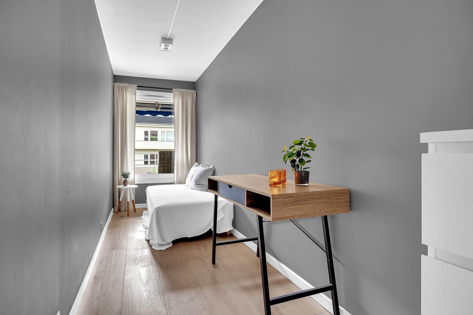 Soverom 2 med plass til seng, skrivebord og garderobe Galleribilde