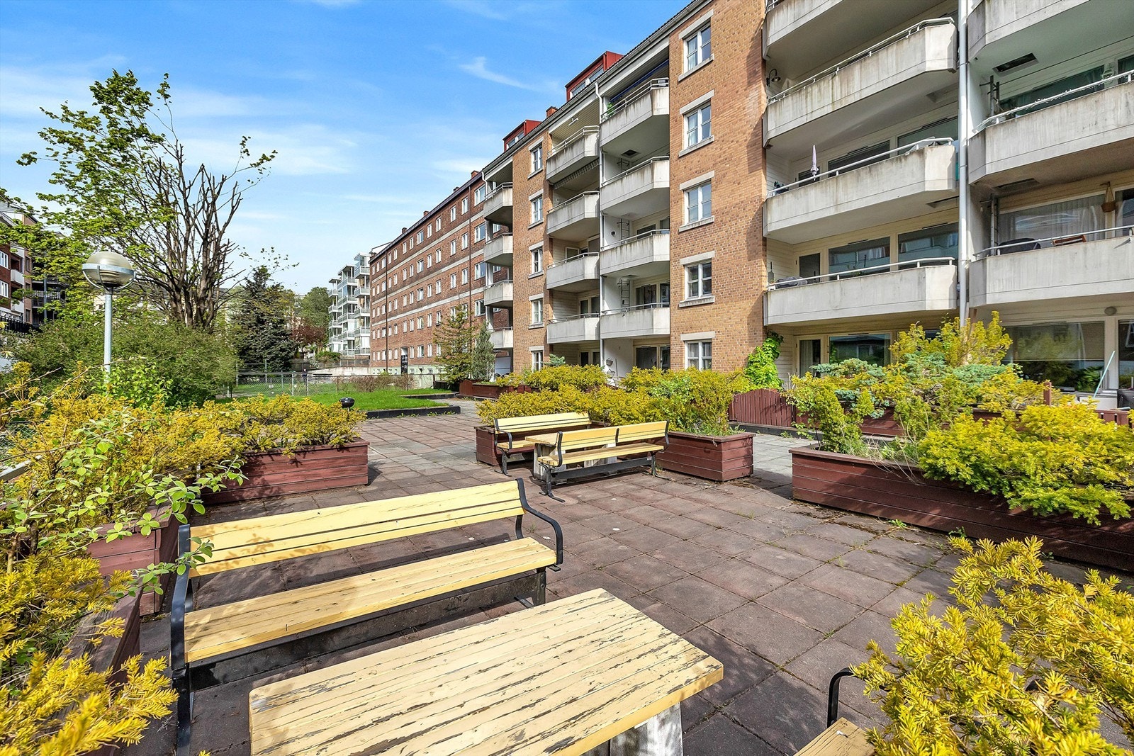 Pent opparbeidet fellesområde med hyggelige sittegrupper Galleribilde