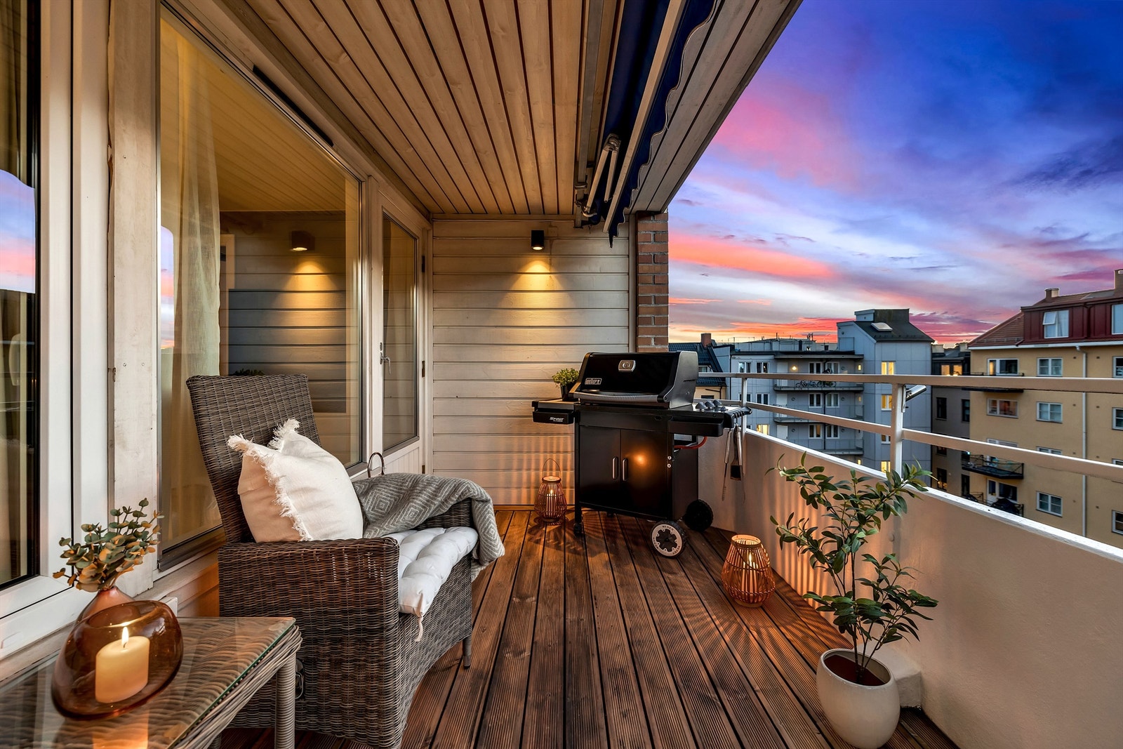 Her kan solen som forsvinner ned bak hustakene i 20 tiden, nytes på svale sommerkvelder Galleribilde