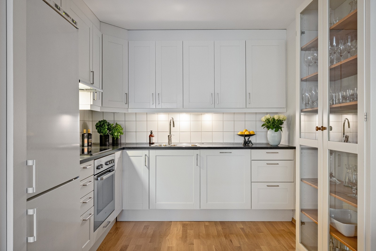 Stilrent Norema kjøkken fra 2010 med åpen løsning mot stue. Galleribilde