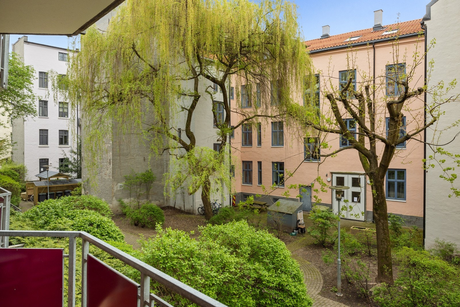 En lun og fin uteplass som virkelig forlenger boligens bruksareal. Galleribilde