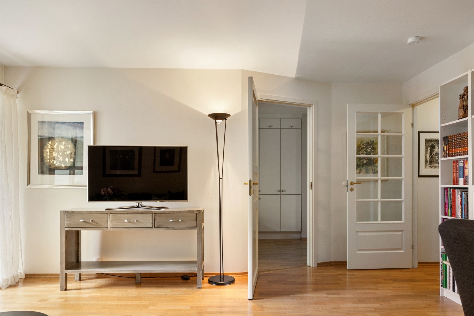 Mellom kjøkken og stue er det plass til et spisebord som gir mulighet for en naturlig og fin soneinndeling av oppholdsrommet. Galleribilde