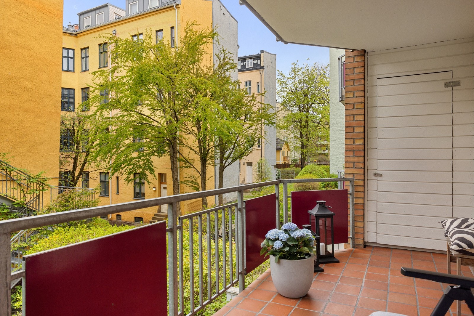 Leiligheten er beliggende i 2.etasje med heisadkomst, og vender sin helhet mot frodig bakgård. Galleribilde