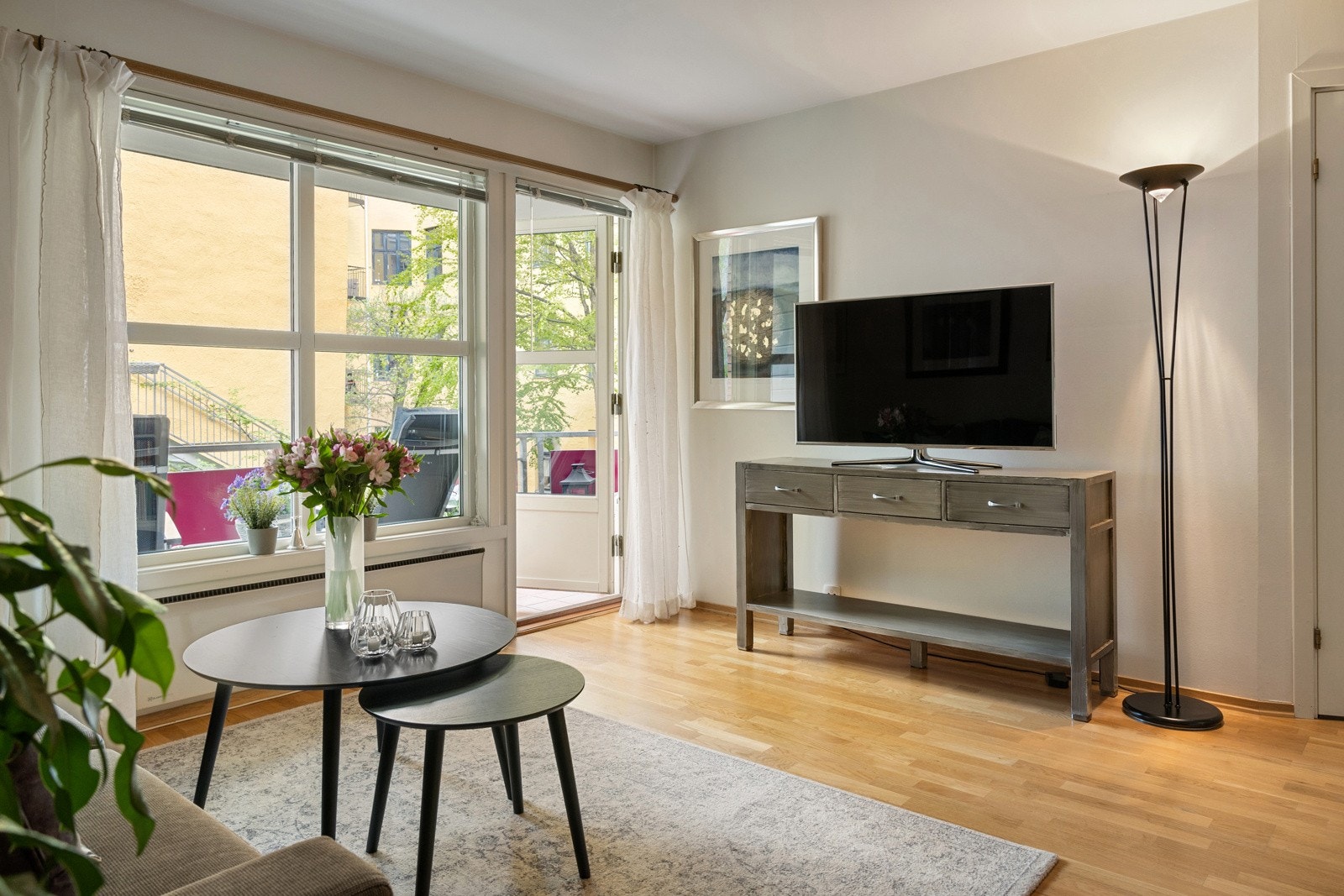 Det er gode møbleringsmuligheter i stuen, med plass til sofamøbler med tilhørende stuebord, multimedia, spisegruppe og annet ønskelig møblement. Galleribilde