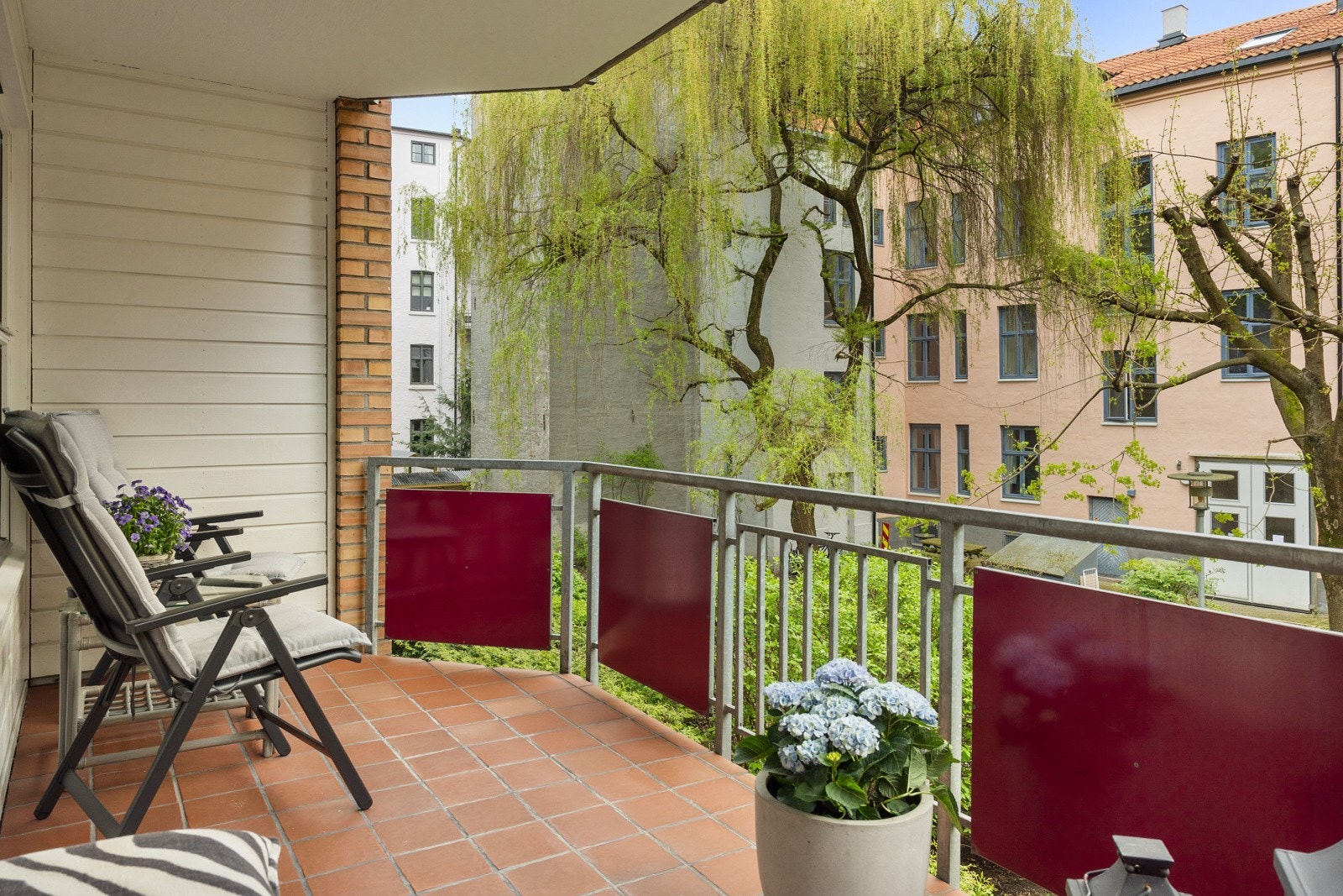 Utgang fra stue til en balkong på ca. 8 m² med utvendig bod på ca. 1 m². Galleribilde