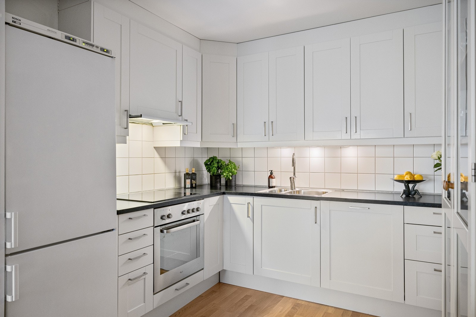 Kjøkkeninnredningen har profilerte fronter og her er det bra med benkeplass samt gode oppbevaringsmuligheter i over- og underskap. Galleribilde